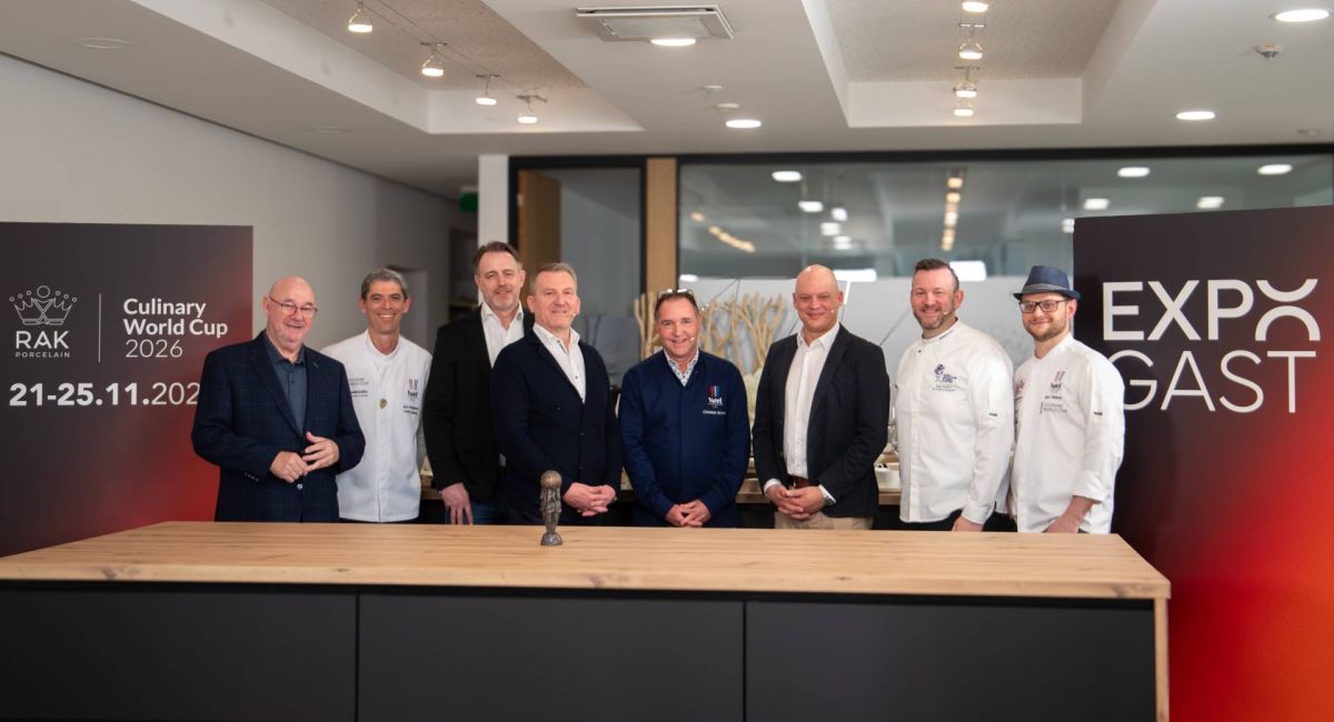 : Claude Peiffer (RAK Porcelain), Carlo Sauber (Vatel Luxembourg et Président du Jury), Serge Hemmer (RAK Porcelain), Sven Bodry (RAK Porcelain), Christian Schmit (Présentateur EXPOGAST), Pascal Bertaux (Luxexpo The Box), Alain Hostert (Vice-Président Vatel Luxembourg), Ben Weber (Président Vatel Luxembourg)